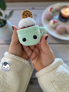 Handmade Hot Chocolate Mugs amigurumi inspired by cozy winter treats, cute Christmas crochet pattern PDF perfect for holiday decoration and gifting.