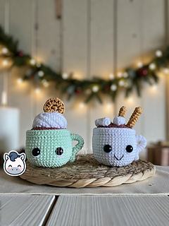Handmade Hot Chocolate Mugs amigurumi inspired by cozy winter treats, cute Christmas crochet pattern PDF perfect for holiday decoration and gifting.