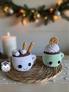 Handmade Hot Chocolate Mugs amigurumi inspired by cozy winter treats, cute Christmas crochet pattern PDF perfect for holiday decoration and gifting.