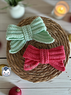 Handmade Christmas Bow amigurumi inspired by classic holiday decorations, a cozy winter crochet pattern PDF perfect for fans of festive handmade ornaments.