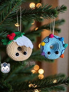 Crochet amigurumi pattern of two Christmas donuts: one beige with white icing and holly, and one blue with a colorful string of Christmas lights