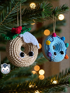 Crochet amigurumi pattern of two Christmas donuts: one beige with white icing and holly, and one blue with a colorful string of Christmas lights
