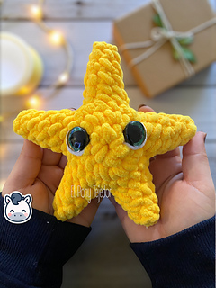 Crochet amigurumi pattern of a yellow Christmas star made with velvet yarn and big glittery eyes.