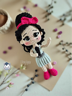 Patrón de ganchillo amigurumi inspirado en Amy Winehouse, muñeca tejida a crochet con peinado característico y vestido azul.
Amy Winehouse inspired crochet amigurumi pattern, handmade doll with iconic hairstyle and blue dress.