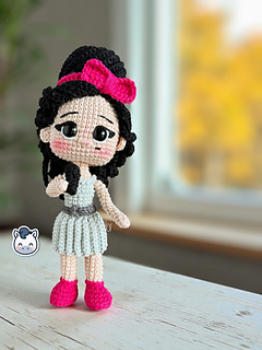 Patrón de ganchillo amigurumi inspirado en Amy Winehouse, muñeca tejida a crochet con peinado característico y vestido azul.
Amy Winehouse inspired crochet amigurumi pattern, handmade doll with iconic hairstyle and blue dress.