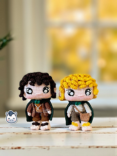 Crochet amigurumi pattern of Frodo and Sam from The Lord of the Rings, handmade hobbit dolls with cloaks and detailed outfits.