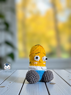 Handmade penis amigurumi inspired by Homer Simpson, a funny and geeky crochet pattern PDF perfect for The Simpsons fans and Funko-style plush lovers.