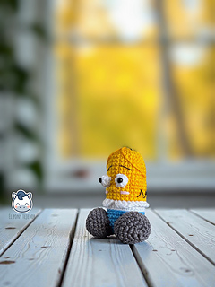 Handmade penis amigurumi inspired by Homer Simpson, a funny and geeky crochet pattern PDF perfect for The Simpsons fans and Funko-style plush lovers.