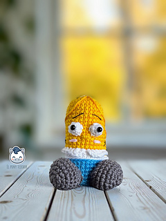 Handmade penis amigurumi inspired by Homer Simpson, a funny and geeky crochet pattern PDF perfect for The Simpsons fans and Funko-style plush lovers.