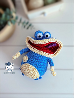 Handmade Globox amigurumi inspired by Rayman, a blue crochet character created with a detailed amigurumi pattern PDF, perfect for video game fans and geek plush lovers.