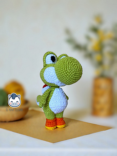 Handmade Yoshi amigurumi inspired by Nintendo’s Super Mario Bros, a perfect pattern for fans of Mario, Mushroom Kingdom adventures and retro gaming.