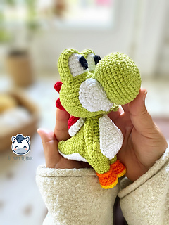 Handmade Yoshi amigurumi inspired by Nintendo’s Super Mario Bros, a perfect pattern for fans of Mario, Mushroom Kingdom adventures and retro gaming.