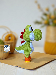 Handmade Yoshi amigurumi inspired by Nintendo’s Super Mario Bros, a perfect pattern for fans of Mario, Mushroom Kingdom adventures and retro gaming.