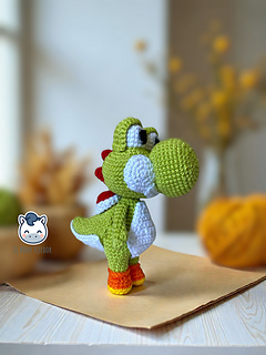 Handmade Yoshi amigurumi inspired by Nintendo’s Super Mario Bros, a perfect pattern for fans of Mario, Mushroom Kingdom adventures and retro gaming.