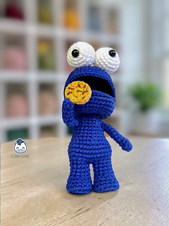 Handmade Cookie Monster amigurumi inspired by Sesame Street, a cute and geeky crochet pattern PDF for Sesame Street fans and Funko-style plush lovers.