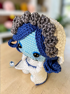 Handmade Emily amigurumi inspired by Corpse Bride / La novia cadáver, gothic crochet doll pattern PDF perfect for Tim Burton fans and spooky cute amigurumi collectors.