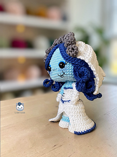 Handmade Emily amigurumi inspired by Corpse Bride / La novia cadáver, gothic crochet doll pattern PDF perfect for Tim Burton fans and spooky cute amigurumi collectors.