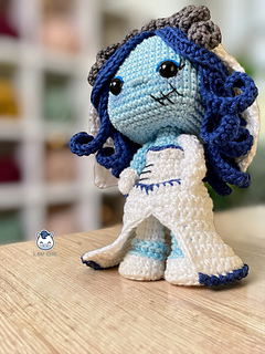 Handmade Emily amigurumi inspired by Corpse Bride / La novia cadáver, gothic crochet doll pattern PDF perfect for Tim Burton fans and spooky cute amigurumi collectors.