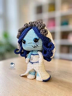 Handmade Emily amigurumi inspired by Corpse Bride / La novia cadáver, gothic crochet doll pattern PDF perfect for Tim Burton fans and spooky cute amigurumi collectors.