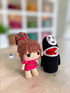 Amigurumi de Chihiro y Kaonashi inspirado en El Viaje de Chihiro, patrón de crochet kawaii perfecto para fans del anime y Studio Ghibli