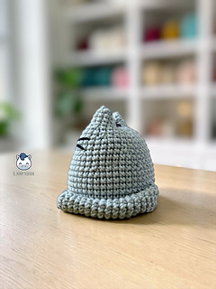 Handmade Pusheen cat amigurumi crochet plush, a free kawaii crochet pattern perfect for cat lovers, amigurumi collectors and handmade plush toy fans.