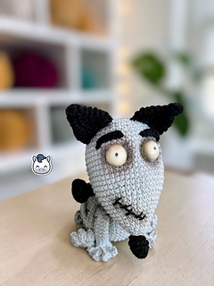 Handmade Frankenweenie amigurumi inspired by Tim Burton, a spooky and geeky crochet pattern PDF perfect for Halloween lovers, gothic decor fans and creepy cute plush collectors.