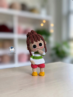 Handmade Chihiro amigurumi inspired by Spirited Away, featuring her iconic ponytail, striped sweater, pink shorts and yellow shoes. A cute anime crochet pattern PDF perfect for Studio Ghibli fans, Japanese animation lovers, geek collectors, Funko-style plush enthusiasts and handmade crochet fans.