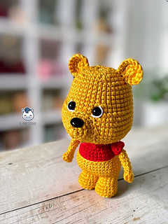 Winnie the Pooh amigurumi crochet pattern PDF, handmade plush bear with red shirt, step-by-step crochet tutorial by El Pony Tejedor.