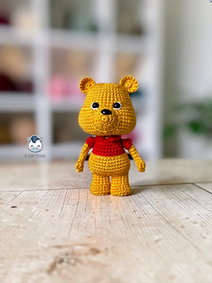 Winnie the Pooh amigurumi crochet pattern PDF, handmade plush bear with red shirt, step-by-step crochet tutorial by El Pony Tejedor.