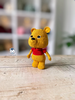 Winnie the Pooh amigurumi crochet pattern PDF, handmade plush bear with red shirt, step-by-step crochet tutorial by El Pony Tejedor.