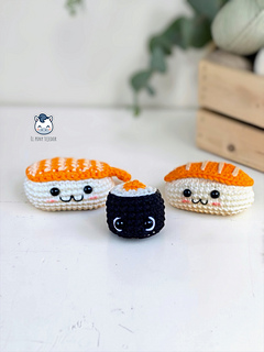 Handmade kawaii sushi amigurumi set featuring a salmon nigiri, shrimp nigiri and maki, crocheted with a free step-by-step crochet pattern.