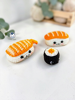 Handmade kawaii sushi amigurumi set featuring a salmon nigiri, shrimp nigiri and maki, crocheted with a free step-by-step crochet pattern.