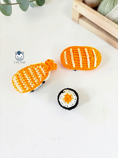Handmade kawaii sushi amigurumi set featuring a salmon nigiri, shrimp nigiri and maki, crocheted with a free step-by-step crochet pattern.