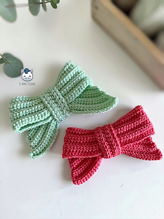 Handmade Christmas Bow amigurumi inspired by classic holiday decorations, a cozy winter crochet pattern PDF perfect for fans of festive handmade ornaments.