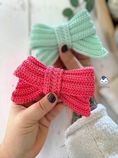 Handmade Christmas Bow amigurumi inspired by classic holiday decorations, a cozy winter crochet pattern PDF perfect for fans of festive handmade ornaments.