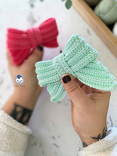 Handmade Christmas Bow amigurumi inspired by classic holiday decorations, a cozy winter crochet pattern PDF perfect for fans of festive handmade ornaments.