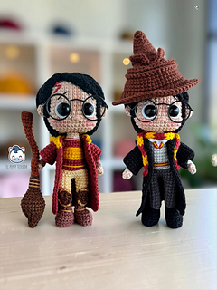 Two Harry Potter amigurumi dolls shown from the front on a wooden table. On the left, Harry wears a red and gold Quidditch uniform and holds a brown broom. On the right, he wears a black cloak, a red and gold scarf and a brown Sorting Hat. Both have black hair and round glasses. The El Pony Tejedor logo appears on the left.