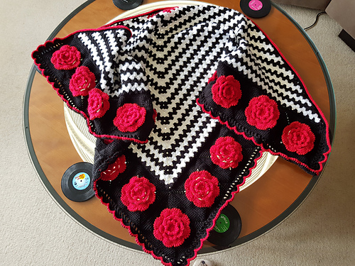 Rambling Roses Shawl photo 1