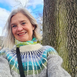 Tröjan har kommit till sin nya ägare. En glad tjej