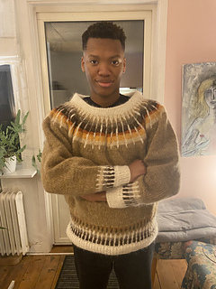 Sonen i Strimma Shelitie. Samma tröja som den blå men den här är stickad i stiockor 4 och 5. Den blå i 3 och 4. Där blir skillnaden i storlek