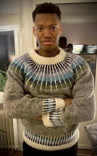 Strimma Hopp stickad på stickor 3 och 4 till skillnad mot den innan på stickor 4 och 5. Annars storlek XL på båda