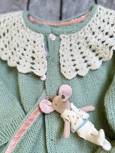 Rødnåle Genser - Claudia Quintanilla - EweKnit Toronto
