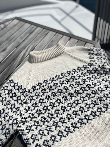 Bertes genser - Ferdigstrikka (Vibeke Lauritsen)