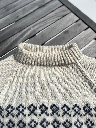 Bertes genser - Ferdigstrikka (Vibeke Lauritsen)