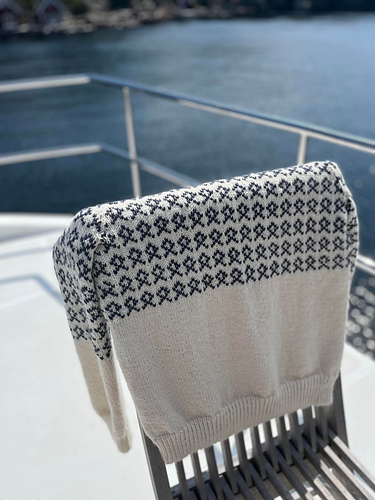 Bertes genser - Ferdigstrikka (Vibeke Lauritsen)