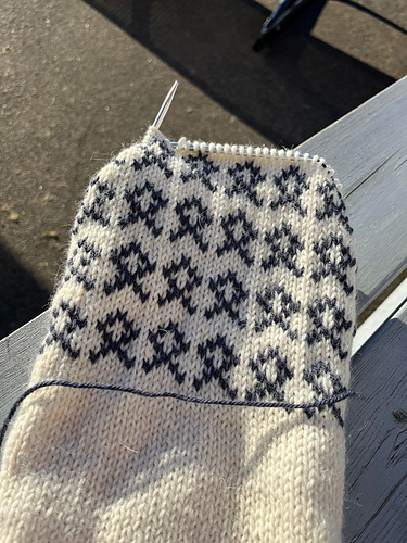 Bertes genser - Ferdigstrikka (Vibeke Lauritsen)