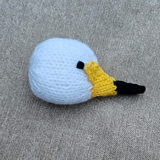 Knit a whooper swan toy head