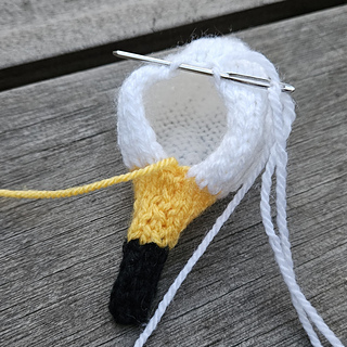 Knitting a whooper swan head