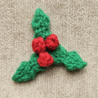 Knitted Holly and berries for Pudding Topper