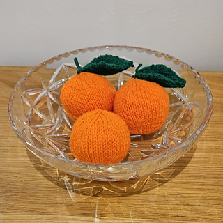 Knitted oranges in fruit bowl display